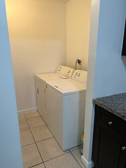 Building Photo - 5719 NW 27th Ct