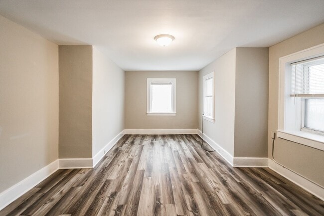 Building Photo - Historic Style, Modern Comforts, Prime Location