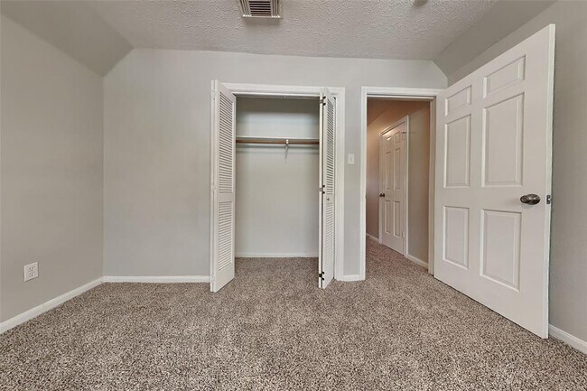 Building Photo - 2206 Lakeville Dr