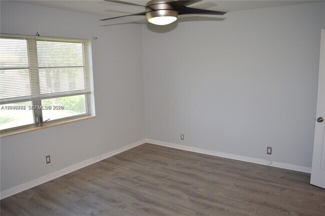 Building Photo - 180 Cypress Club Dr