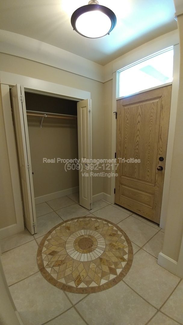 Building Photo - 459 Columbia Point Dr