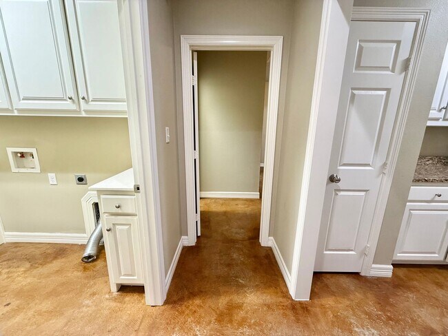 Building Photo - Elegant 4-bed/2-bath plus Garage!