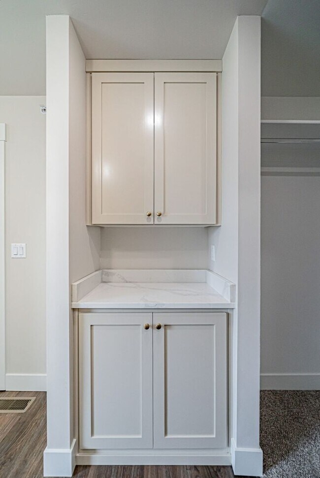 Building Photo - Beautiful 4-Bedroom Townhome for Rent off of Sunnyside in Idaho Falls