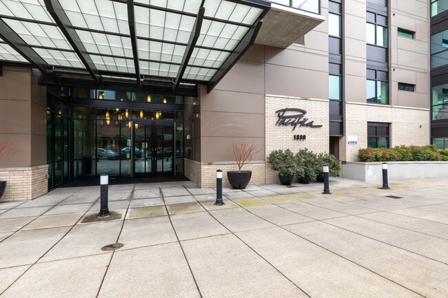 Building Photo - 1830 NW Riverscape St