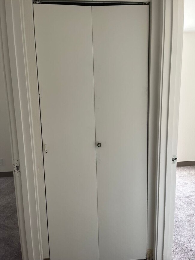 Building Photo - Rare 3 bedroom unit with 2 parking stalls