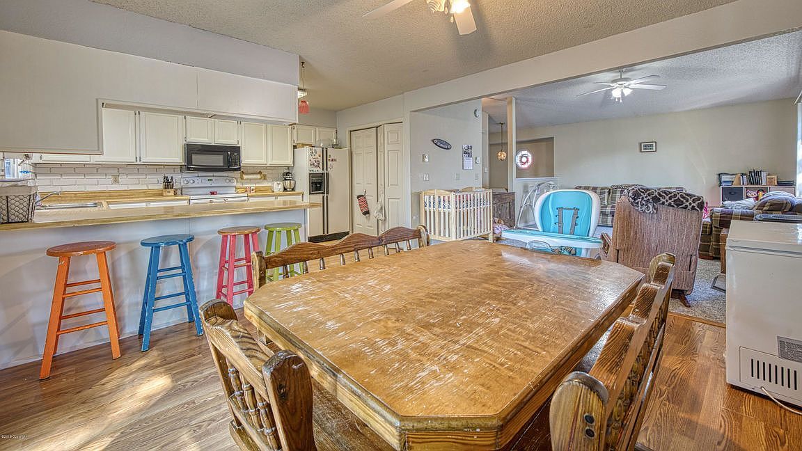 Building Photo - 300 E Laurel St