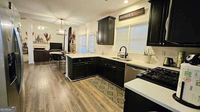 Building Photo - 997 Summer Forest Dr
