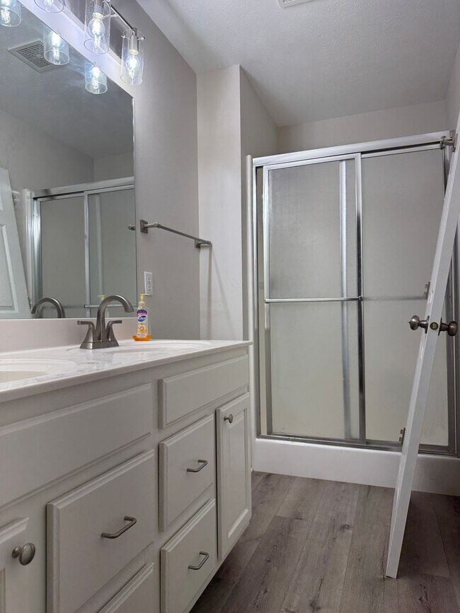 Building Photo - Move-In Ready 3-Bedroom Home with New Flooring & Fenced Yard