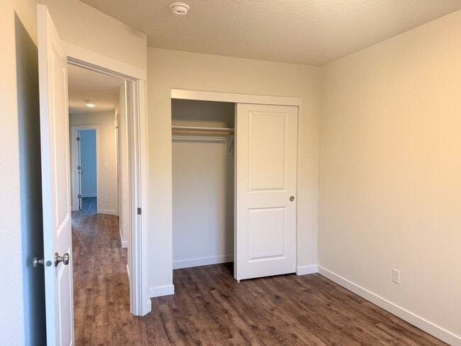 Building Photo - 505-507 NW Hillcrest Dr