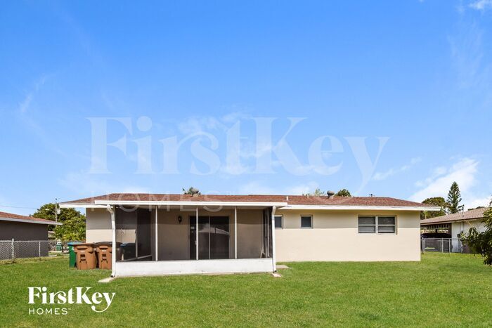 Building Photo - 1410 NE 5th Ln