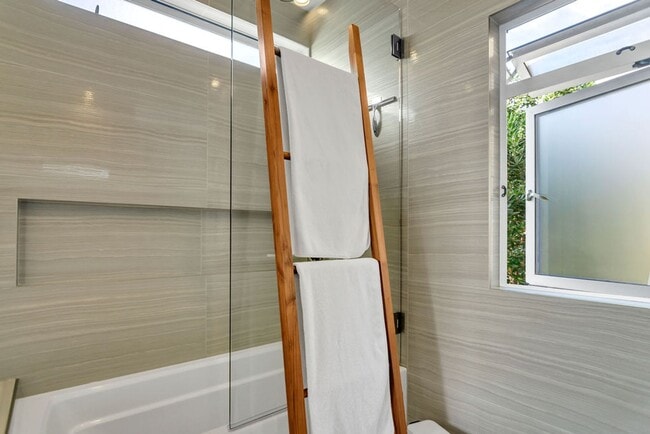 Building Photo - Gorgeous ocean view home at Windansea Beach!