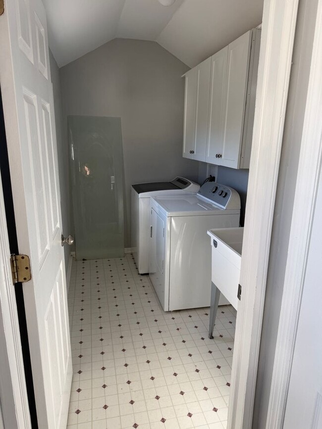 Building Photo - Spacious 4-Bedroom Gem in Desirable Galloway – Ready to Move In!