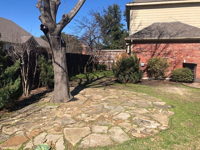 Building Photo - 5 Bedrooms in Richardson!
