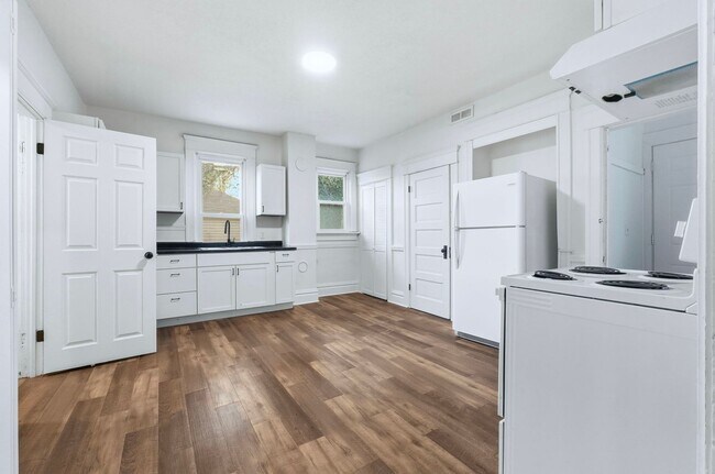 Building Photo - 3-Bed, 2-Bath Home with Large Kitchen & De...