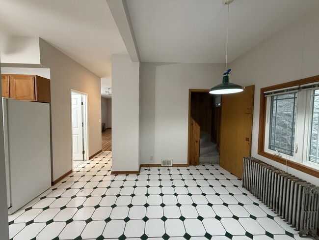 Building Photo - 4844 W Montrose Ave