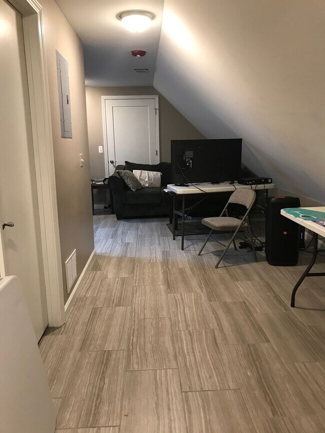 Building Photo - 1335 Hill St