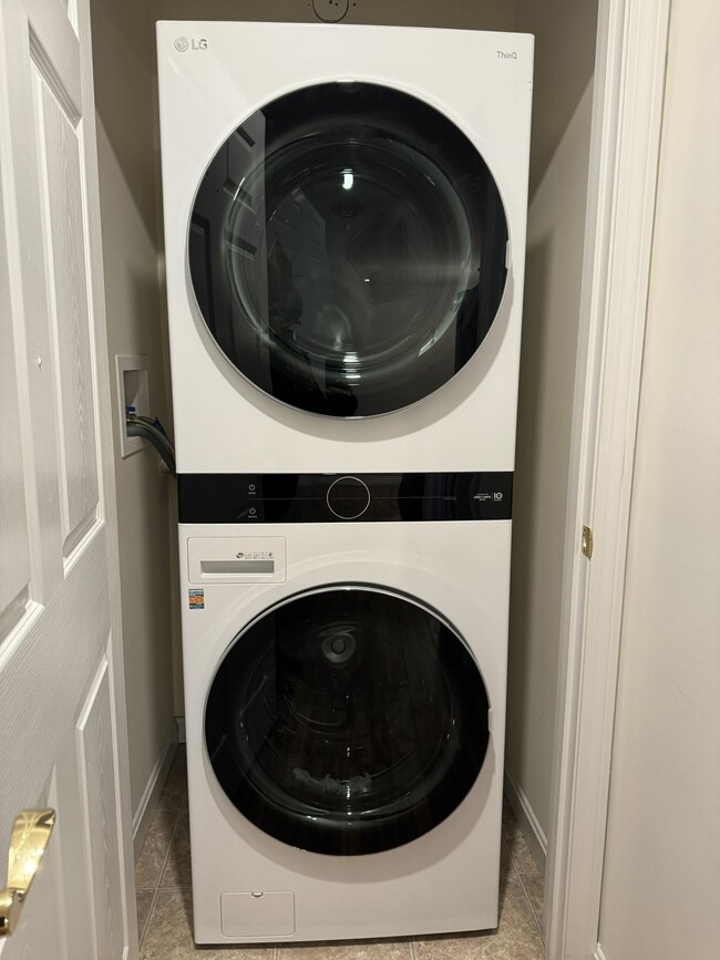 Building Photo - 65 Fordway Extension