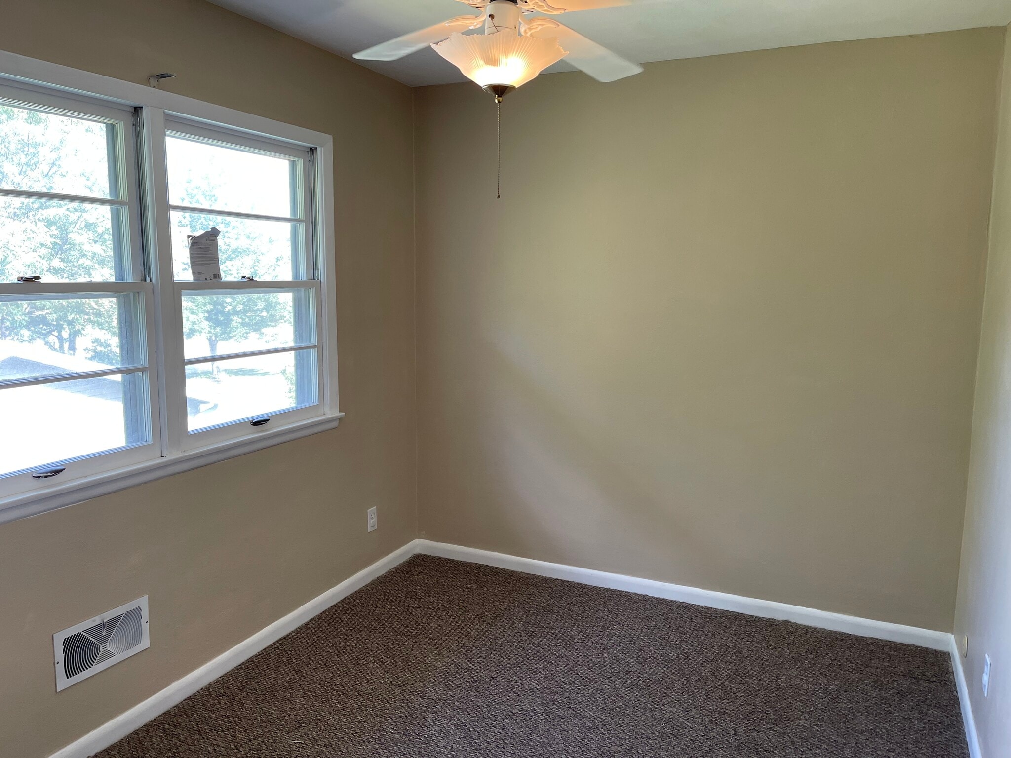 Building Photo - 3615 Kennedy Dr