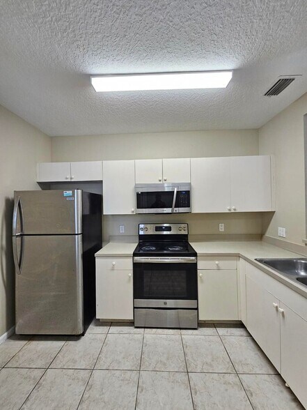 Building Photo - 1063 Golden Lakes Blvd