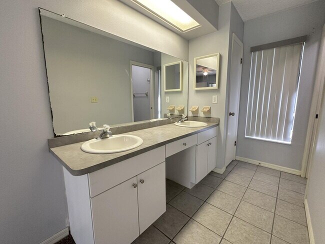 Building Photo - "Charming 2-Bed, 2-Bath Retreat on Apple O...