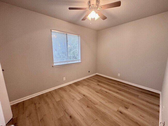 Building Photo - Cedar Park Condo  Freshly Updated