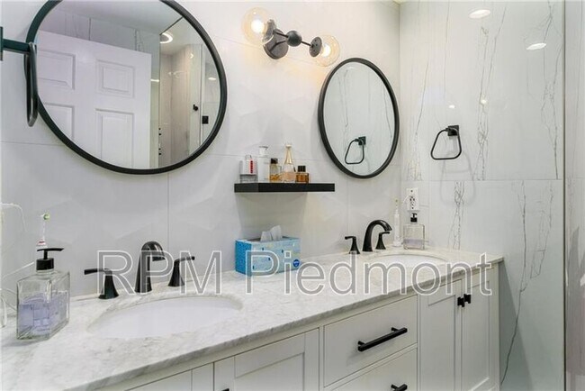 Building Photo - 220 Renaissance Pkwy NE