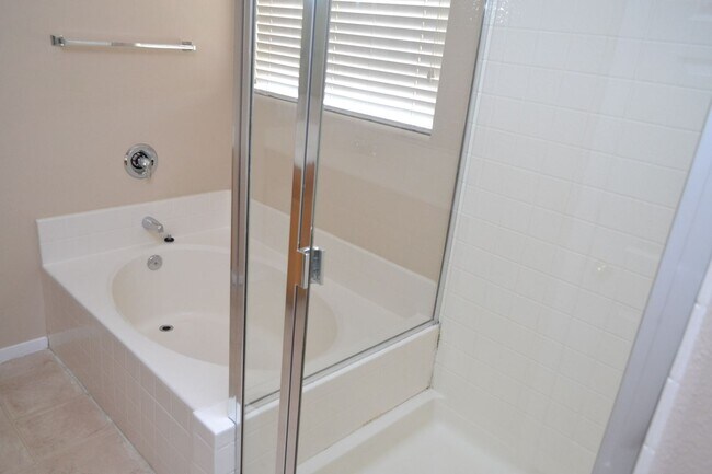 Building Photo - SW - 3 BEDROOMS PLUS LOFT SPACE