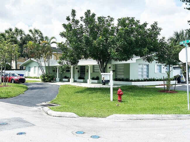 Building Photo - 425 SW 18th Ave