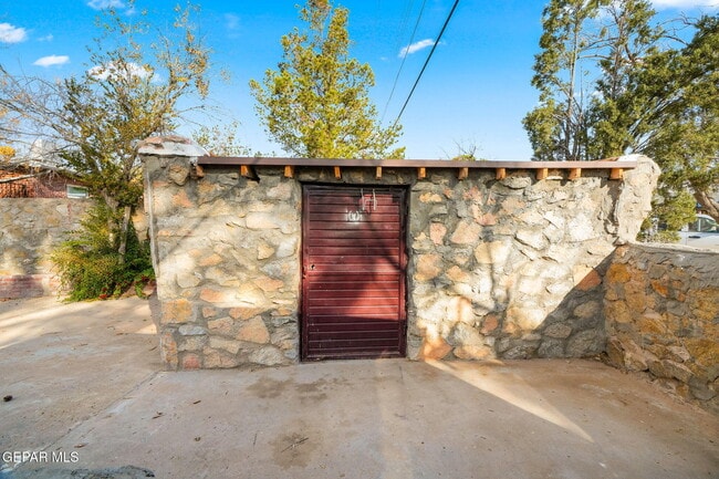 Building Photo - 317 Olivia Cir