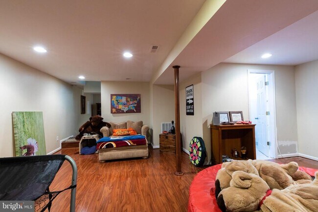 Building Photo - 2527 Lindley Terrace