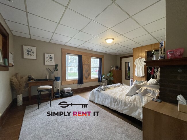 Building Photo - Tri-Plex, 2 and 3 Bedrooms On Campus! Avai...