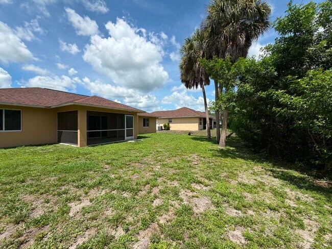 Building Photo - Your Dream Home Awaits in Port Charlotte!