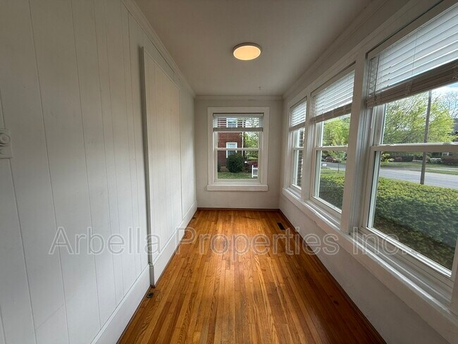 Building Photo - 703 E Unaka Ave