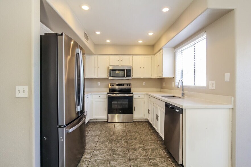 Building Photo - 8642 W Alvarado Rd