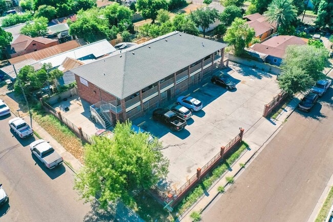 Building Photo - 2220 Santa Cleotilde Ave