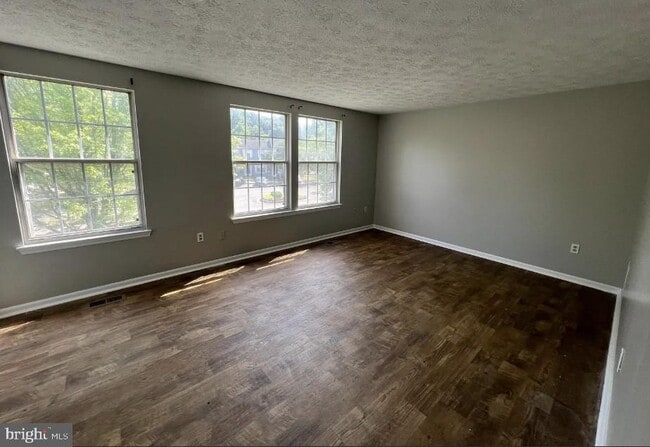 Building Photo - 9410 Squires Ct