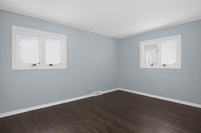 Building Photo - Spacious Stunning 3 BR House in Mount Prospect W/ Office/Playroom on Corner Lot