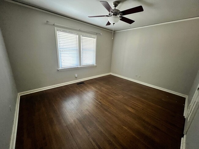 Building Photo - Beautifully renovated Midtown charmer