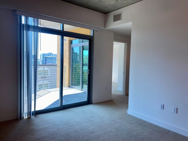 Building Photo - Downtown Views from Cortez Hill! Tall Ceil...