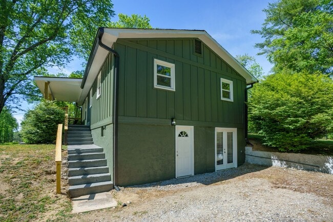 Building Photo - Pet Friendly 3/1 House, Fenced Yard, Deck, Fire Pit & Basement