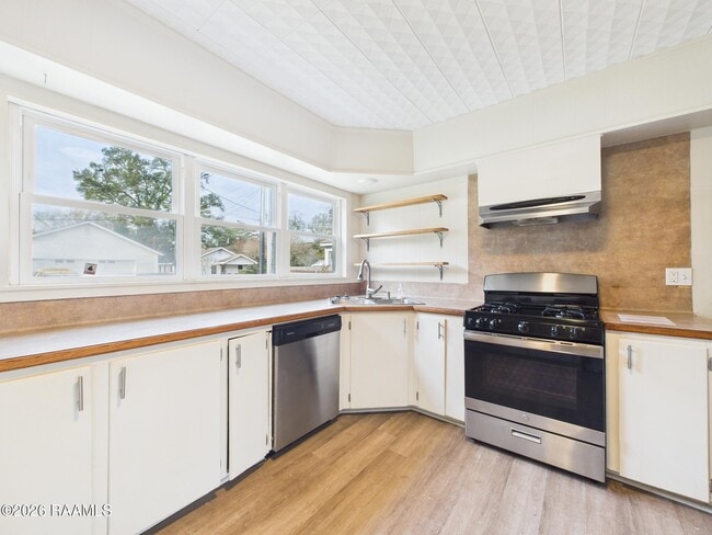 Building Photo - 528 St Julien Ave