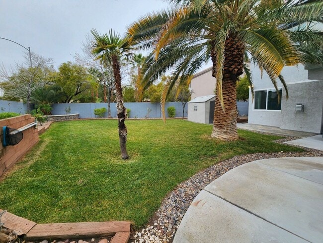 Building Photo - Entertainers Delight with minutes of shopping and restaurants