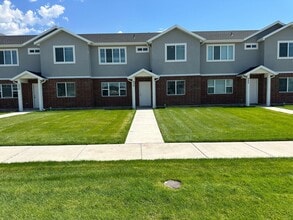 Building Photo - New Never Lived in Springville Townhome Fo...
