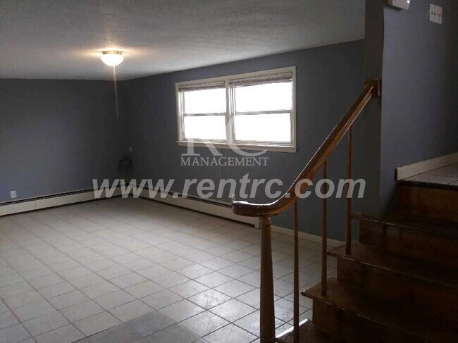 Building Photo - 905 Sprague-