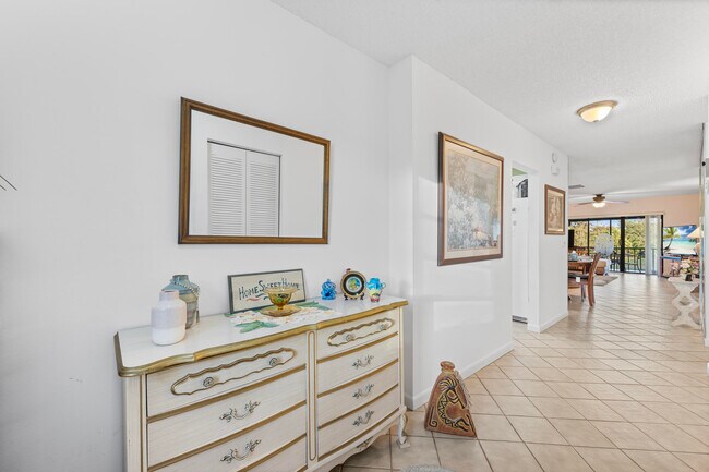 Building Photo - 8305 Casa Del Lago