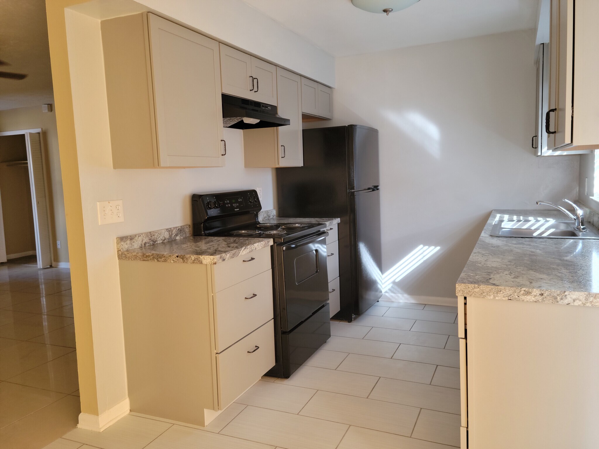 Building Photo - 8176 Old English Dr