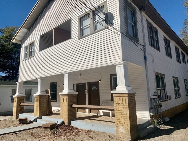 Building Photo - CHARMING AND UPDATED 2 BEDROOM 1 BATH