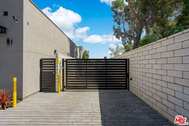 Building Photo - 4637 Laurel Canyon Blvd