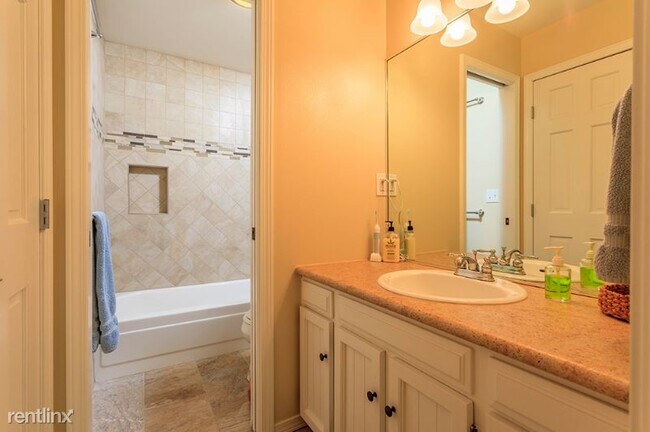 Building Photo - 4 br, 3 bath Townhome - 2851 E. Geddes Pl.