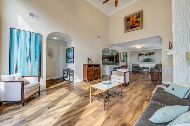 Building Photo - 2527 Potomac Dr